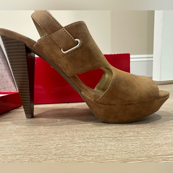 Guess Suede Pump - NEW IN BOX - Picture 3 of 5